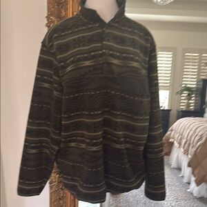 Fleece Quarter Snap neck with black nylon piping, front pocket GUC Size L